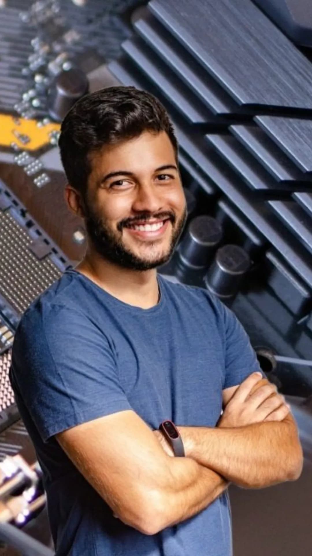 Vertical 9:16 crop of the same thumbnail: the smiling bearded man from head to waist, arms folded, over the motherboard and its heatsinks.