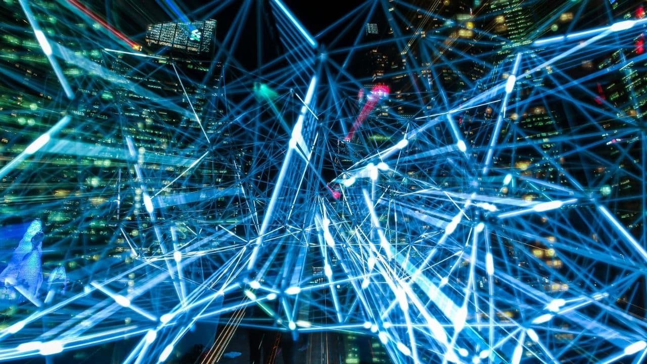 Etapa uno: solo la foto de fondo en el lienzo de 1280 por 720: estelas de luz azul de neón sobre una ciudad.