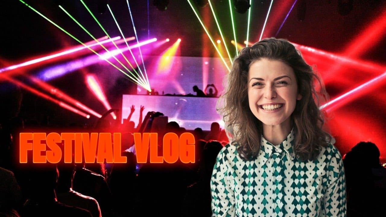 Miniatura: una mujer riendo recortada sobre un escenario de concierto iluminado con láseres de colores, con el titular FESTIVAL VLOG en letras naranjas de bloque.